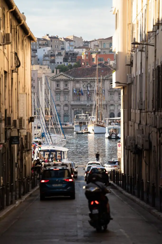 Accès au Vieux Port de Marseille -texte FLE